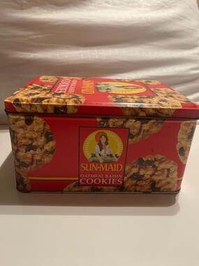 VINTAGE SUN MAID OATMEAL RAISIN COOKIES TIN - NATCO TINS